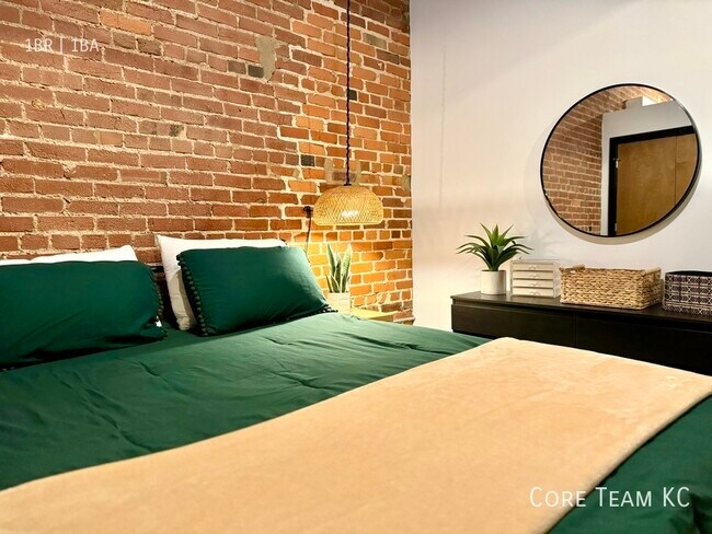 Building Photo - 408 W 8th St