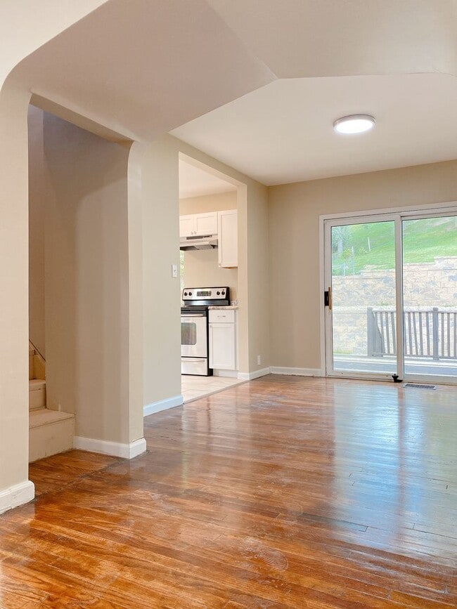 Building Photo - Beautifully updated 5 bed 2 bath house $2200