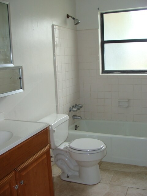 Building Photo - 2 Bed 1 bath Granite Countertops  Screen Porch Call Carole Arcaro Deltona Lakes Realty 386-216-4900