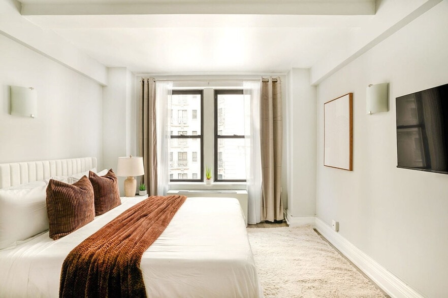 Building Photo - 240 W 73rd St