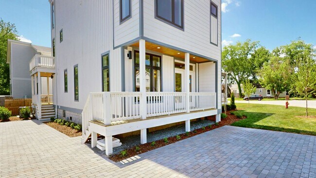 Building Photo - NEW BUILD with Rooftop!