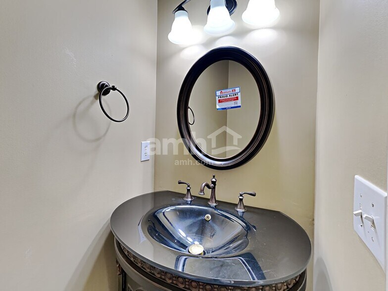 Building Photo - 2304 Water Lilly Way