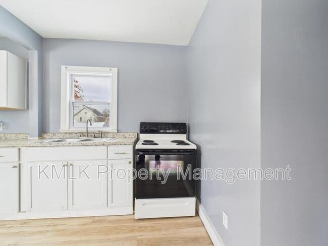 Building Photo - 594 Columbia Ave