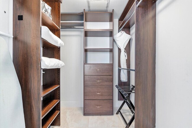 Building Photo - 485 Brickell Ave