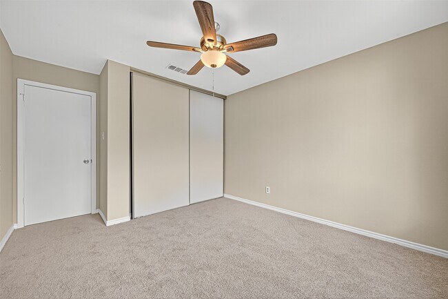 Building Photo - 1811 Foxlake Dr