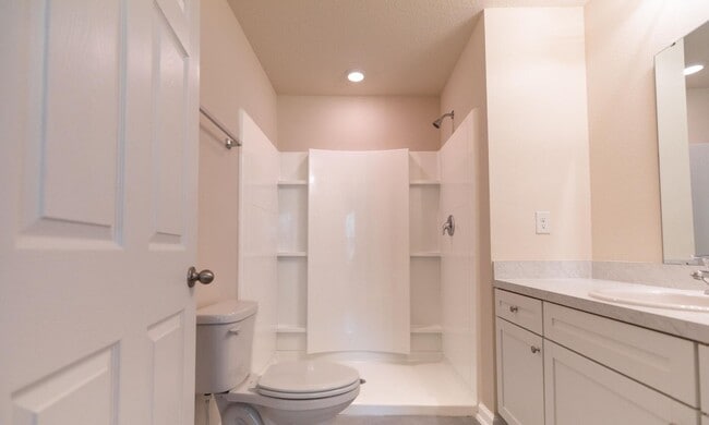 Building Photo - Coastal Townhouse, Fun Restaurants, Beaches and Shopping