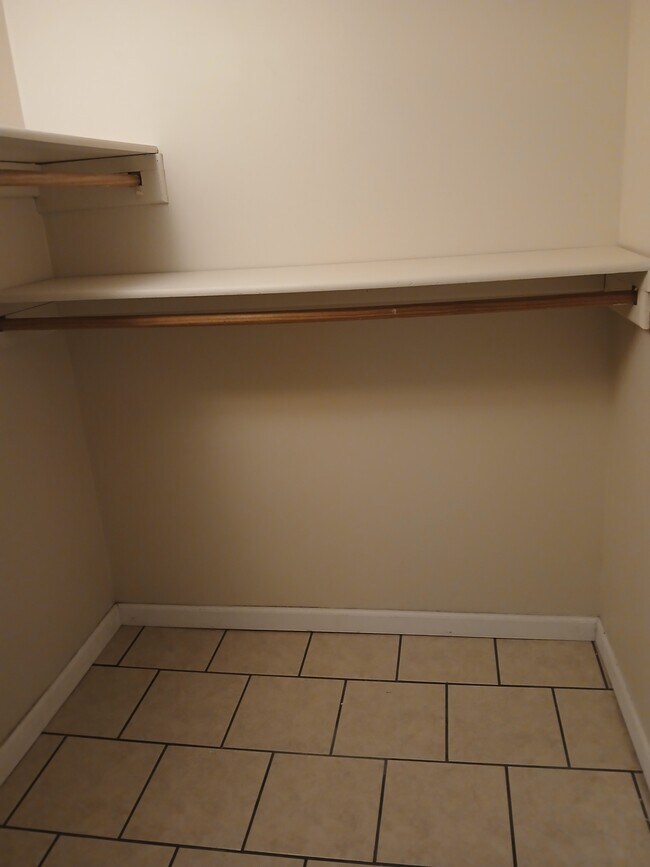 Building Photo - 705 S Poplar St