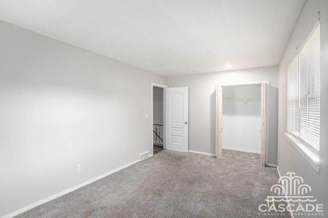Building Photo - 220 N Oak Dr