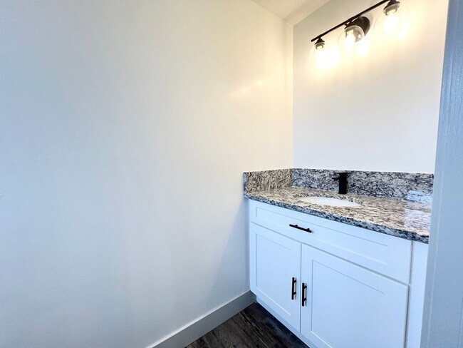 Building Photo - Newly Remodeled 3 Bedroom/2.5 Bathroom Hou...