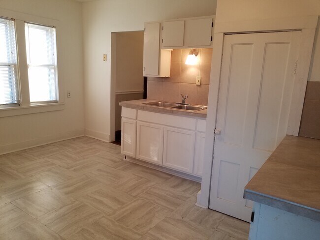 Kitchen - 114 Roser St