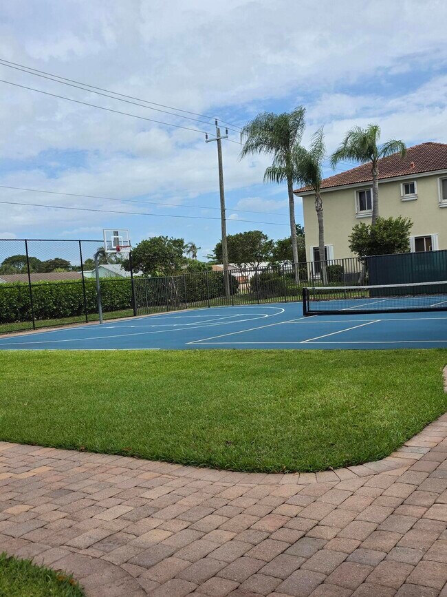 Building Photo - 2866 S Oasis Dr