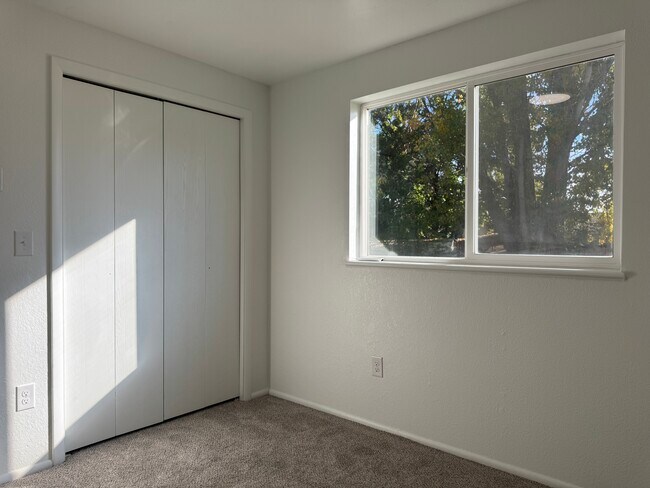 Building Photo - 903 Sunny Ln