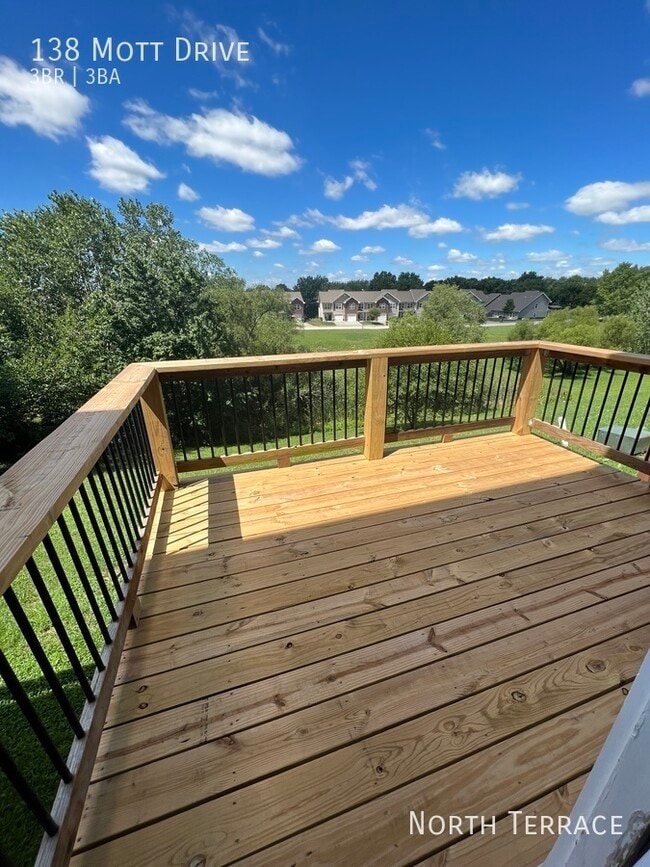 Building Photo - 138 Mott Dr