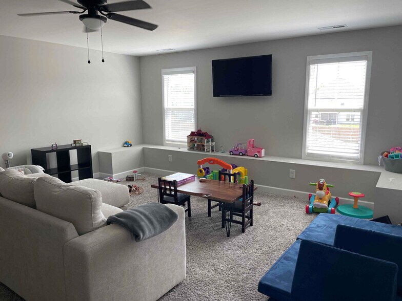 Building Photo - 5220 Thruway Rd