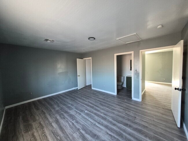 Building Photo - Pueblo Ave