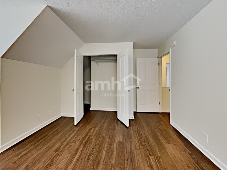 Building Photo - 1128 Eastwoods Dr