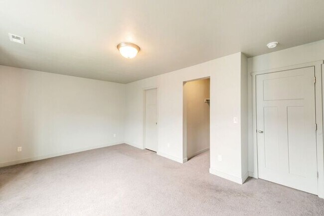 Building Photo - Beautiful 2 Story Townhome with Awesome Amenities + 2 car garage