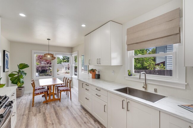 Building Photo - Alta Heights Beautifully Renovated Cottage