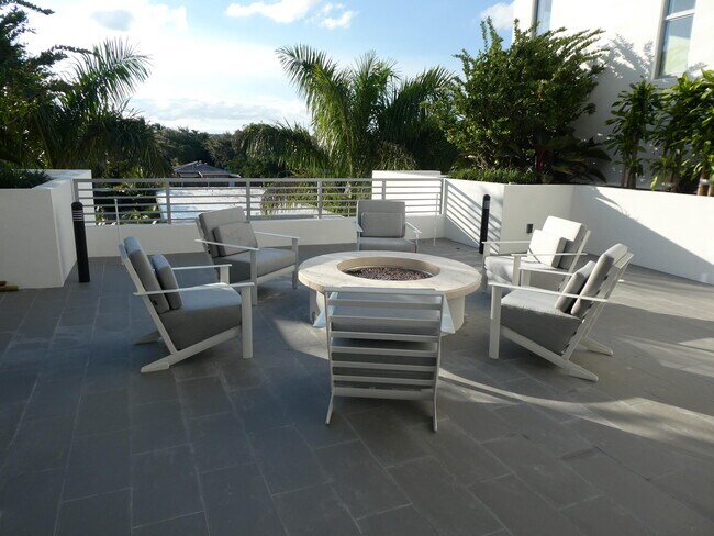 Building Photo - 111 SE 1st Ave