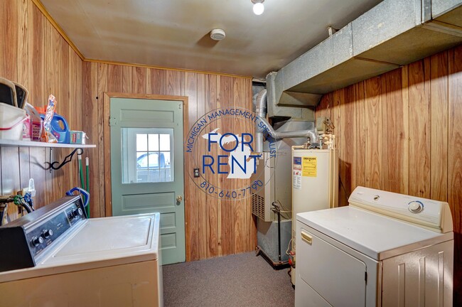 Building Photo - 1327 E Hurd Rd