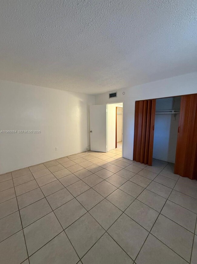 Building Photo - 16851 NE 18th Ave