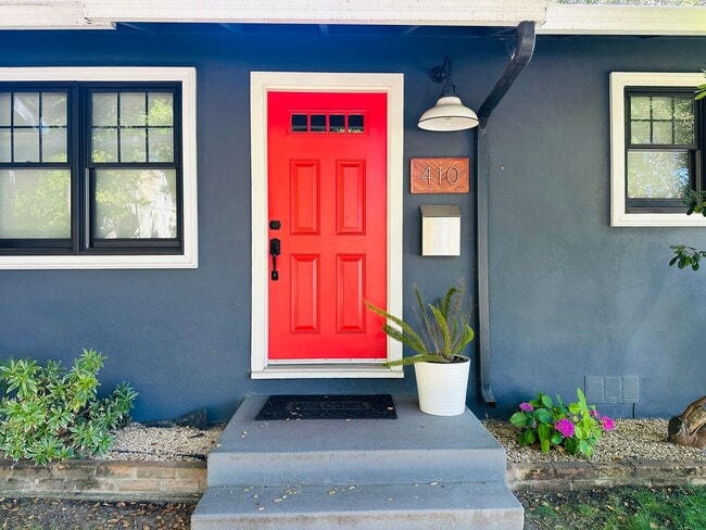 Building Photo - Beautiful Remodeled 2bd Home w/Laundry, Pr...