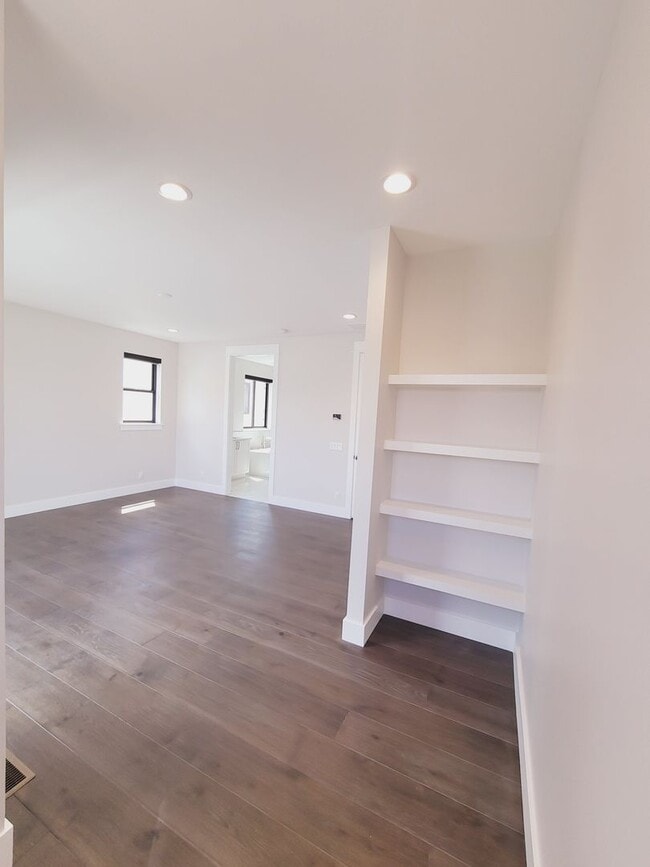 Building Photo - Luxury Downtown Townhome
