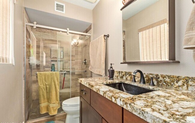 Building Photo - Updated 3bd w/ pool  51ave Bell