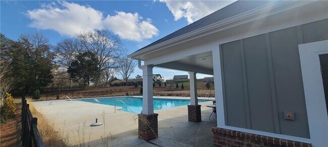 Building Photo - 132 Verona Dr NW