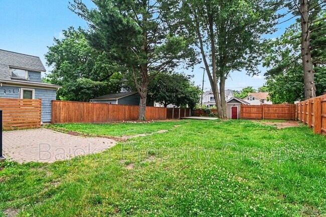 Building Photo - 127 Drace St