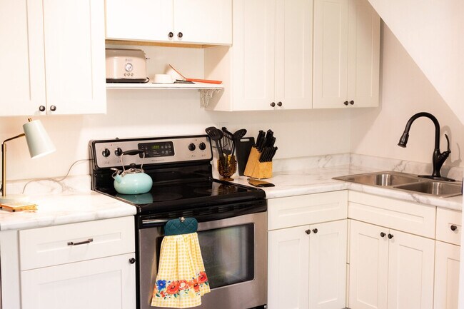 Building Photo - 2919 Elm St