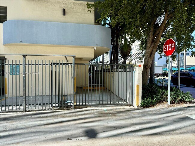 Building Photo - 1250 Lincoln Rd