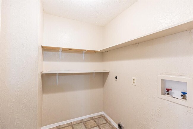 Building Photo - 9524 Quail Village Ln