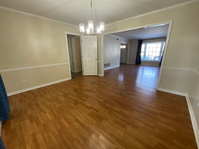 Building Photo - Lovely 3 Bedroom End Unit in Battle Forest!