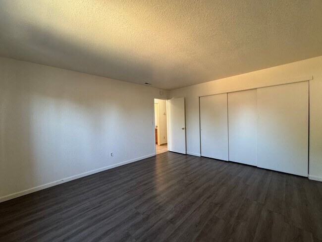 Building Photo - Two Bed, One Bath Triplex with a One Car G...