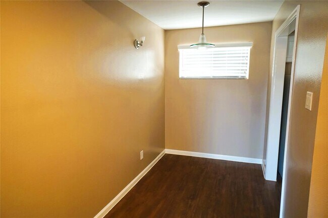 Building Photo - 2414 Mimosa Dr