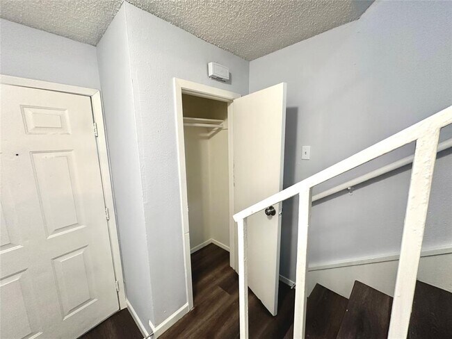 Building Photo - 3822 Southway Dr