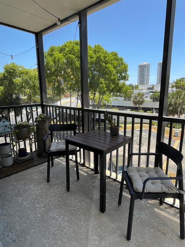 Building Photo - 3475 N Country Club Dr