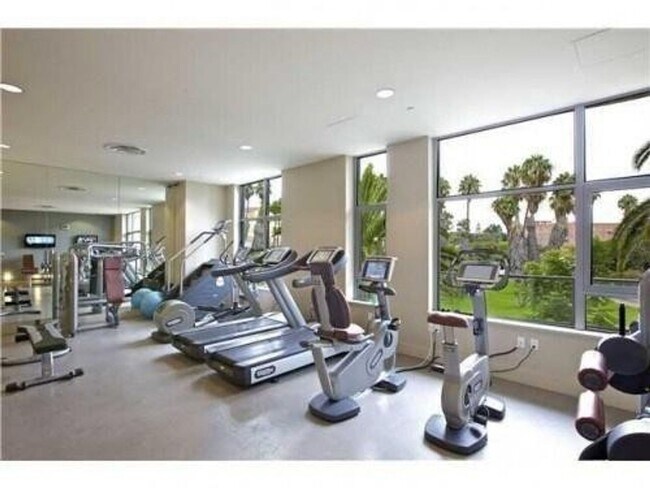 Building Photo - Beautiful 2 bedroom 2 bath condo in the Do...