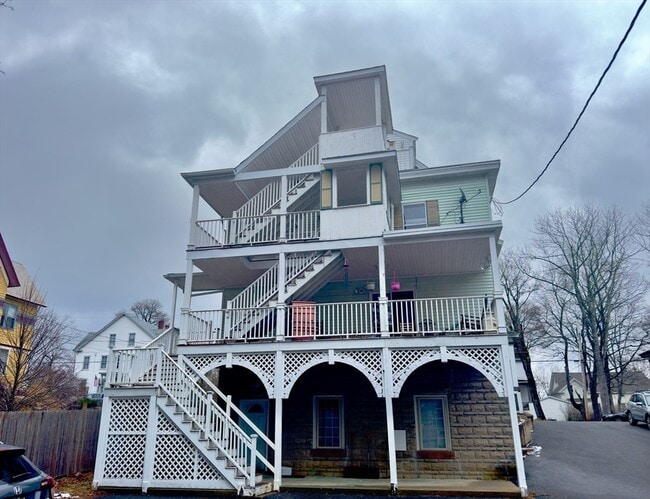 Building Photo - 168 Oak St