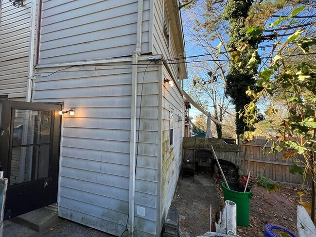 Building Photo - 1339 Good St