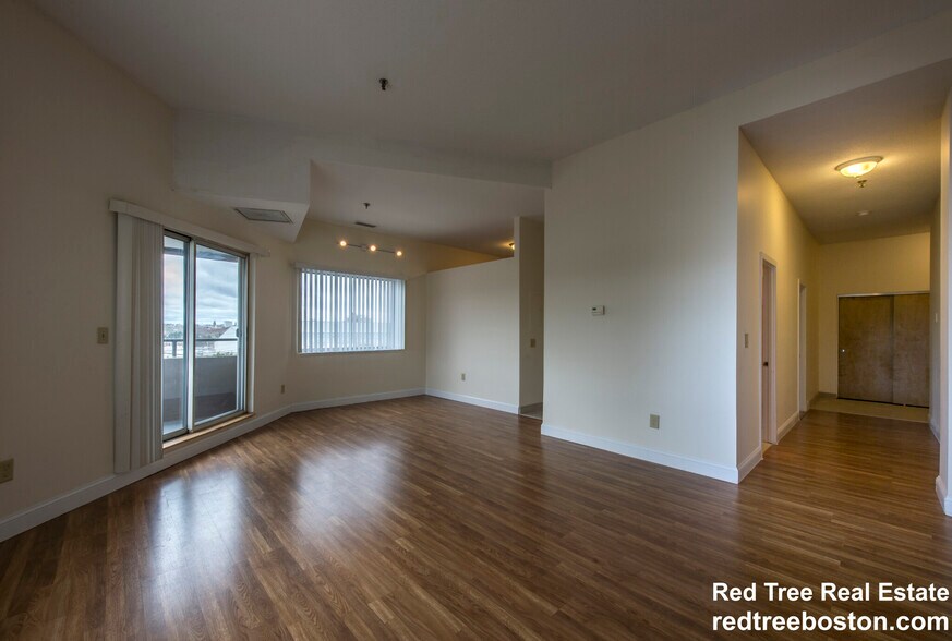 Primary Photo - 1079 Commonwealth Ave