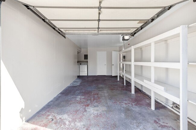 Building Photo - 400-402 Underhill Drive