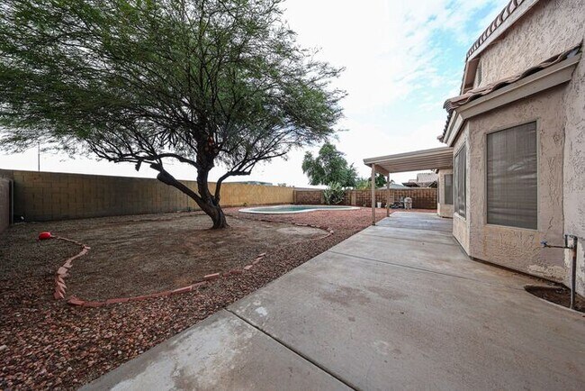 Building Photo - MOVE IN SPECIALS!! Lovely 4-bedroom, 2-bat...