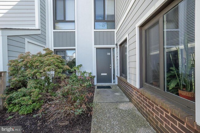 Building Photo - 1710 Oakwood Terrace