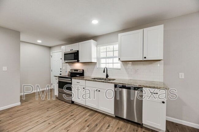 Building Photo - 4702 Collins Ave