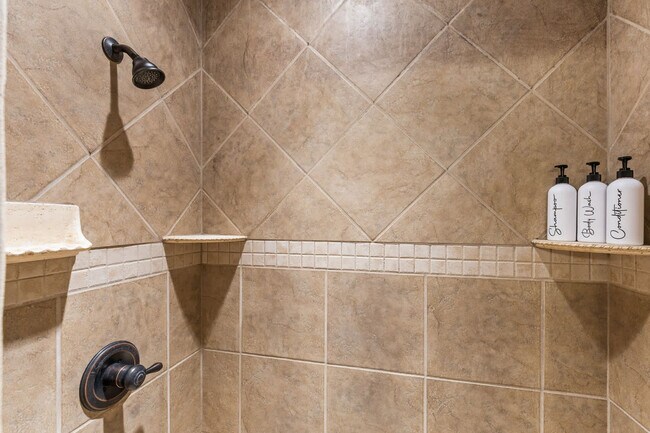 Building Photo - 121 Pontoosuc Dr