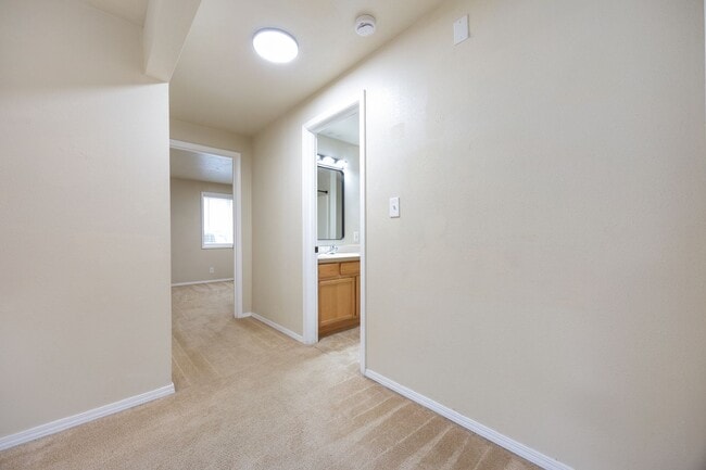 Building Photo - Spacious 5 bed/2 bath in SE Portland