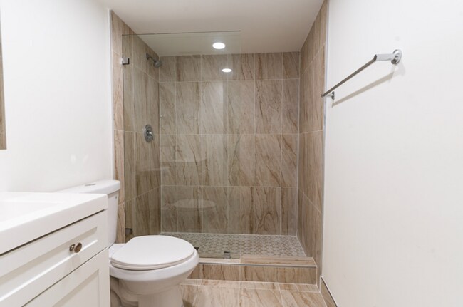 Building Photo - Spacious 2 Bedroom, 2 Bathroom Condominium...