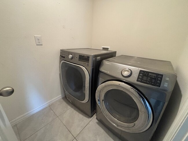 Building Photo - Spacious 4/2 In Gate Community W/ Amenities